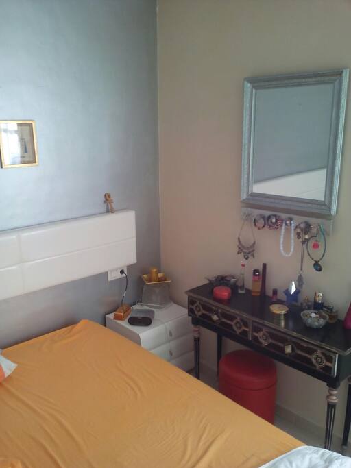 Ampliar habitación principal, con salida al balcón.