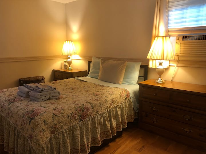 El dormitorio principal tiene su propia unidad de aire acondicionado personal y ventilador de techo. 