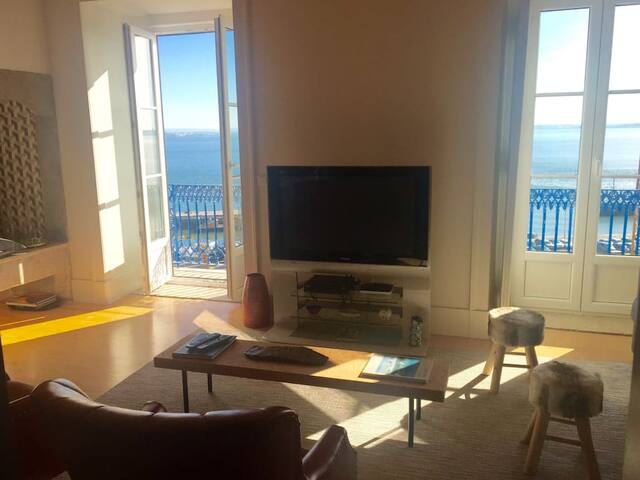 Amazing River View with balconies! 2br/2wc/AC/Lift gallery image 4