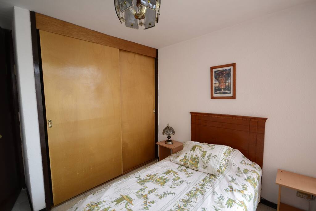 una cama con closet