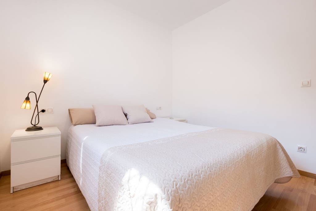 Sunny double bedroom with high quality king size bed 210cm x150cm