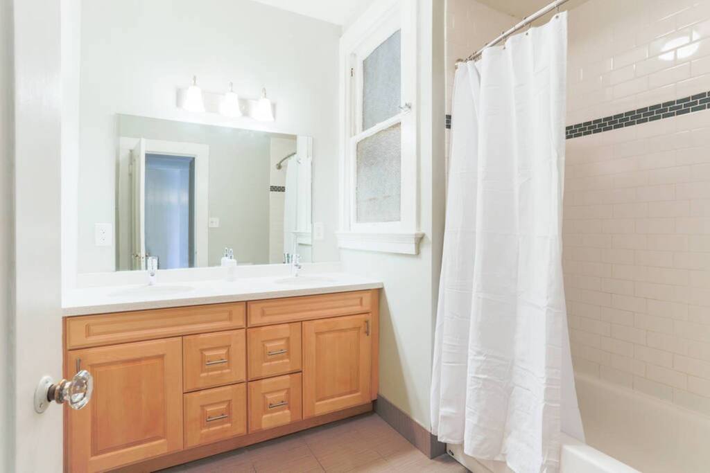 Dual vanity sink in bathroom