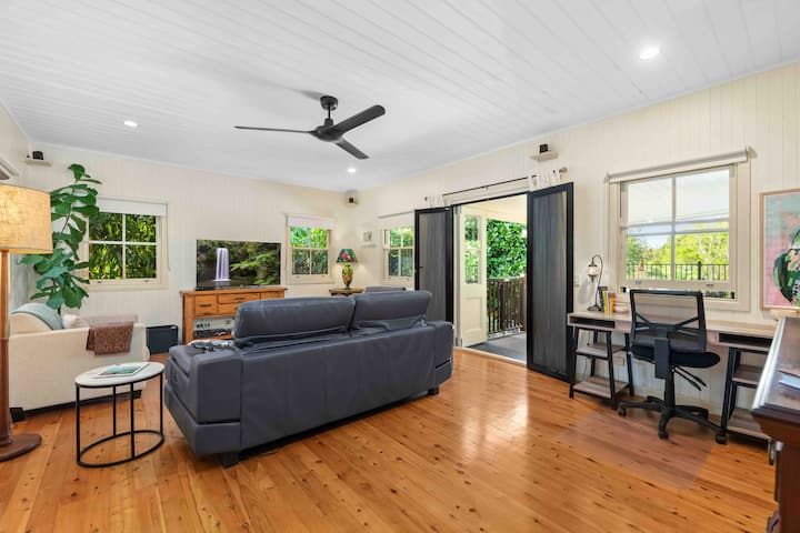 Private Paradise Feature Filled Home On River - モスマン