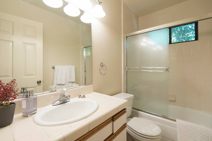 ** SPACIOUS 4BR, Minutes from California Ave ** gallery image 4