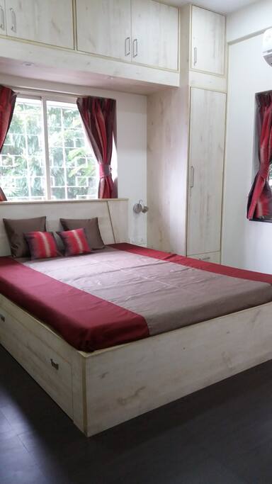 Queen Bed: Sufficient storage/wardrobes