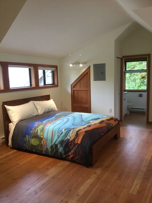 Queen-sized bed & 4 pillows (2 king, 2 standard) with 420-600 TC sheets & a king-sized duvet to ensure everyone stays covered throughout the night! ;)