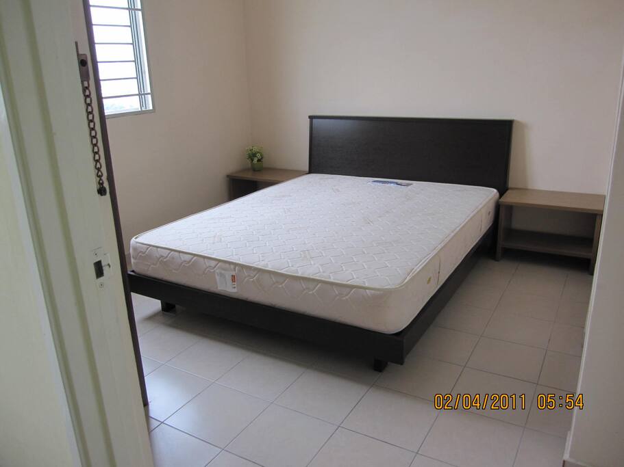 master room with queen size bed
