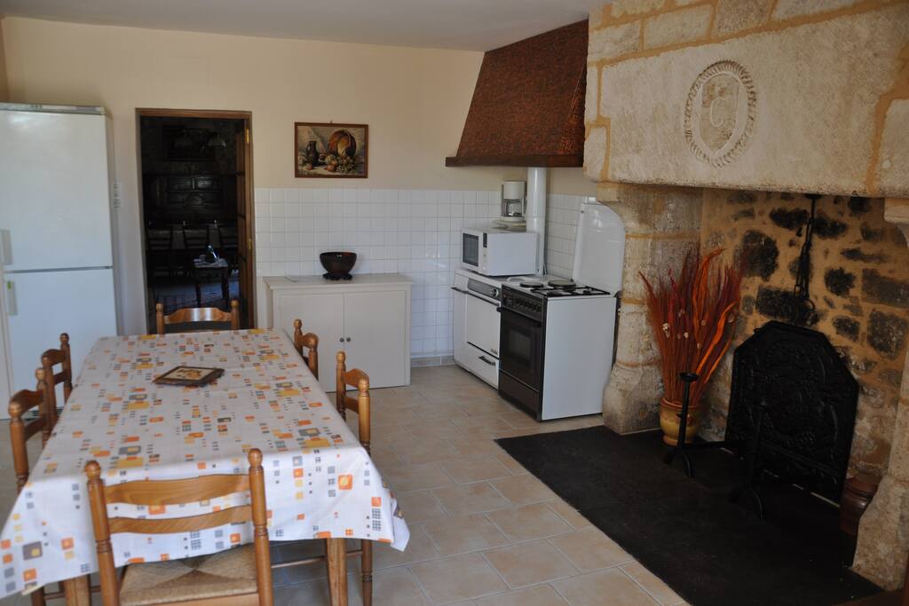 Cuisine avec lave vaisselle+lave linge+frigo+congel+gazinière+micro ondes+cafetière+bouilloire+grille pain+ divers plats et accessoires vaisselle et verres +produits ménagers