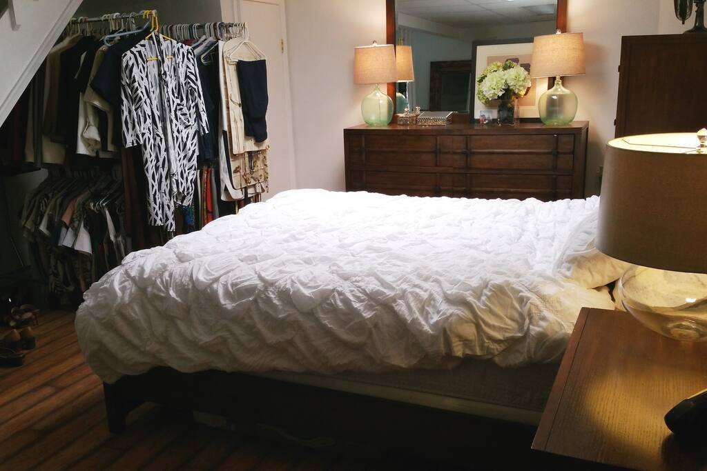 cloths racks are gone... this is how my previous renter decorated