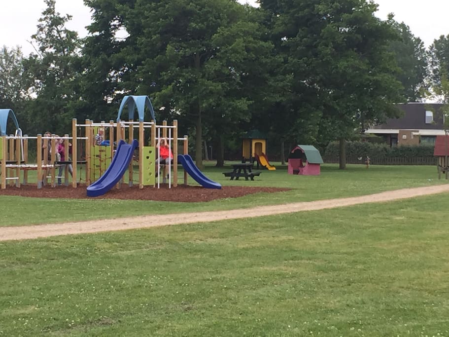 Leuke nieuwe veilige speeltuin gelegen op grote speelweide...