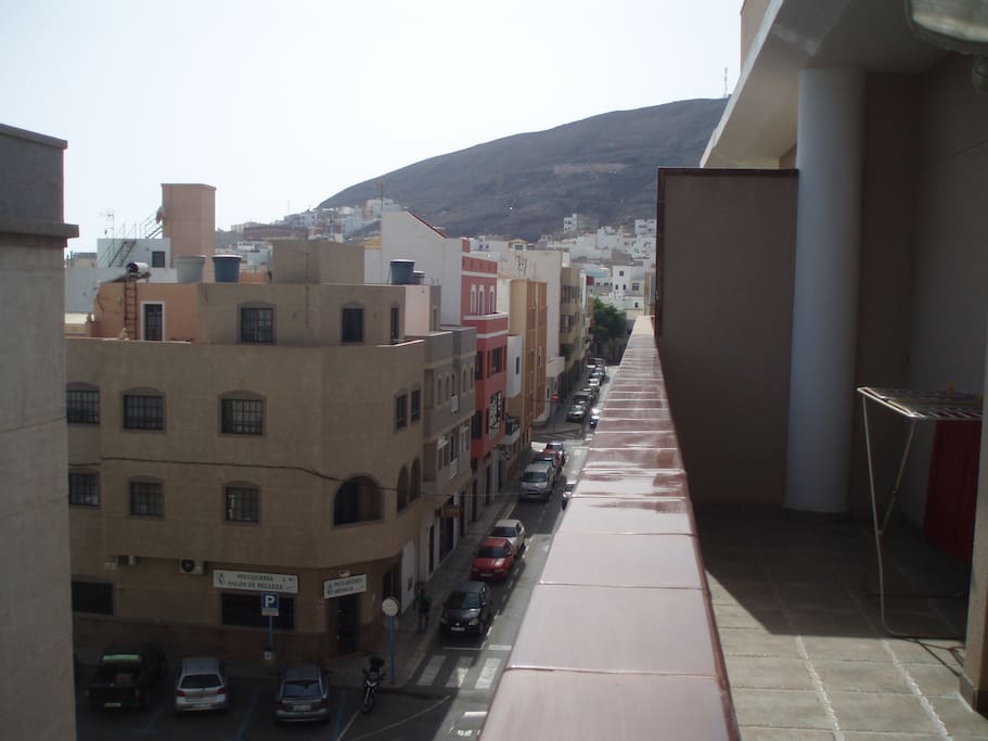 DESDE LA TERRAZA DE 12 M. SE PUEDE OBSERVAR UNAS PRECIOSAS PUESTAS DE SOL Y DISFRUTAR AL AIRE LIBRE CON VISTAS A LA MONTAÑA Y A LA CIUDAD.