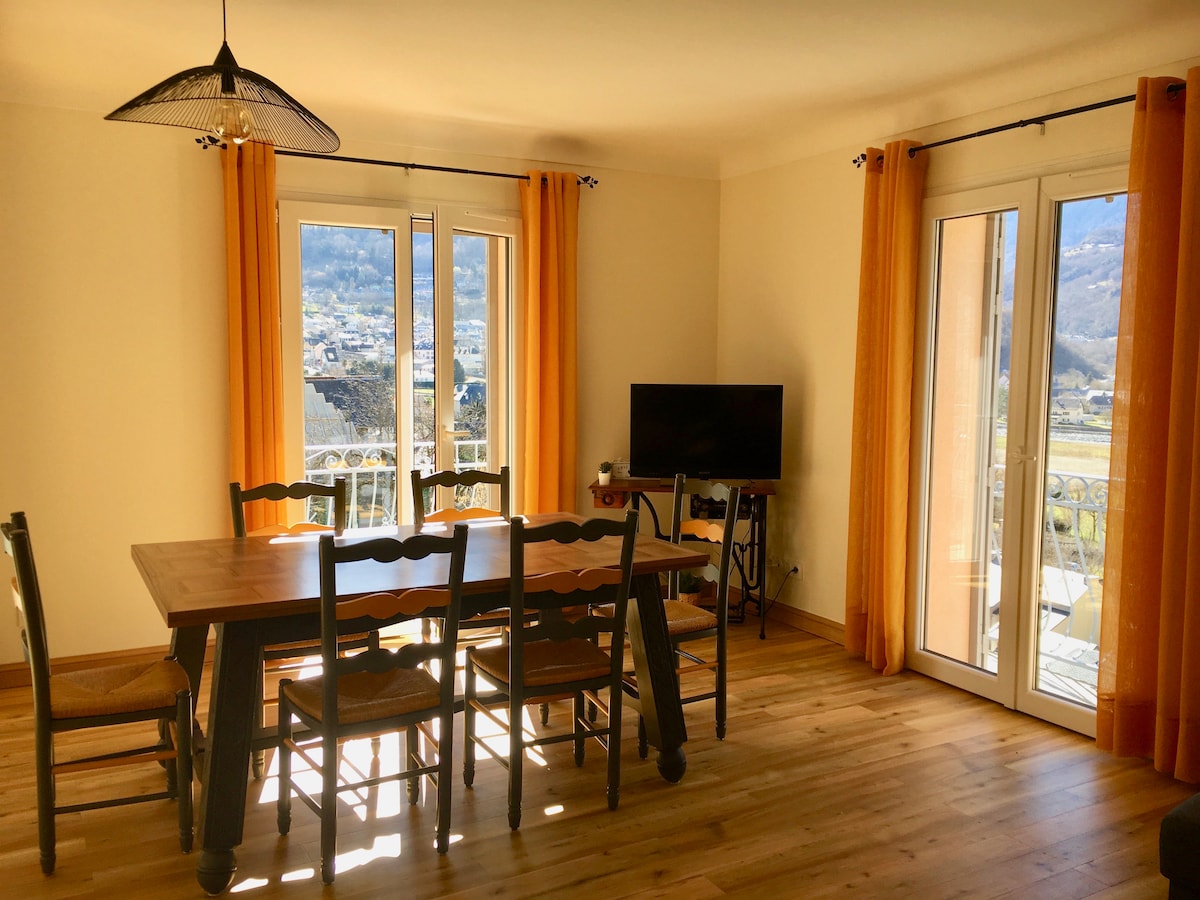 شقة جديدة لـ 6 أشخاص ، مع إطلالة على الجبال و 4 شرفات من غرف المعيشة وغرف النوم.