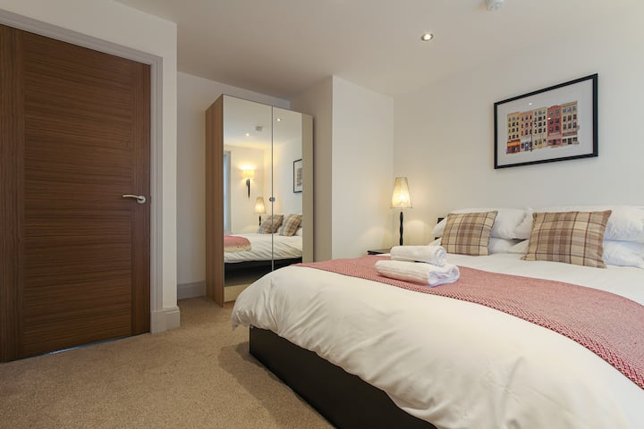 Large double bedroom

⭐Our guests say: "comfy beds, spacious throughout"⭐