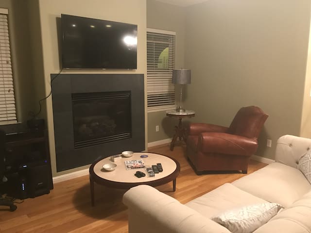 Cherry Creek; 2 bedroom/2.5 bath townhouse condo