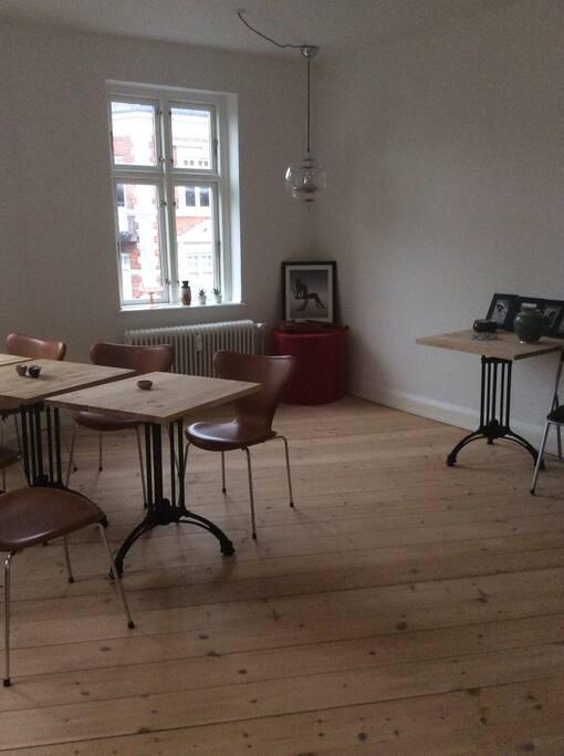 Lounge with dinning space for 6