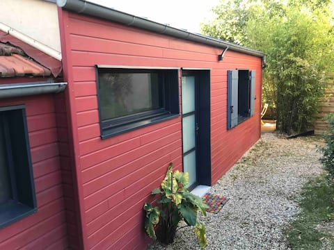 Neuilly-Plaisance pretty outbuilding with terrace
