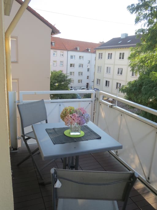Sonniger Süd-Ost Balkon zum Frühstücken...