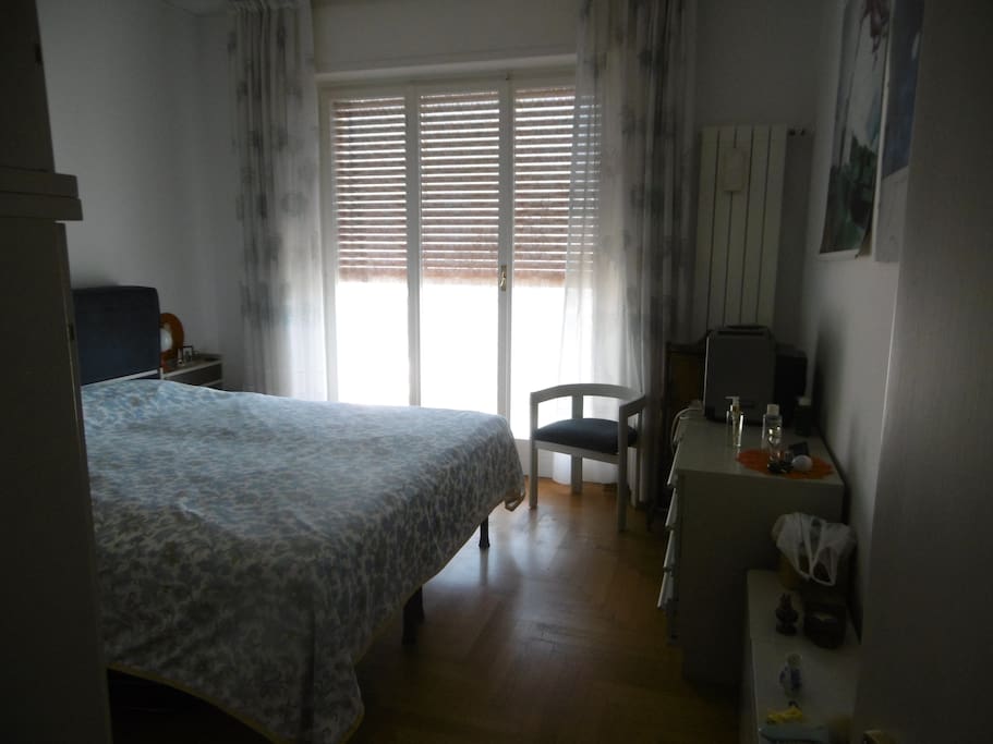 Camera da letto matrimoniale con affaccio a sud e accesso al terrazzo fronte mare