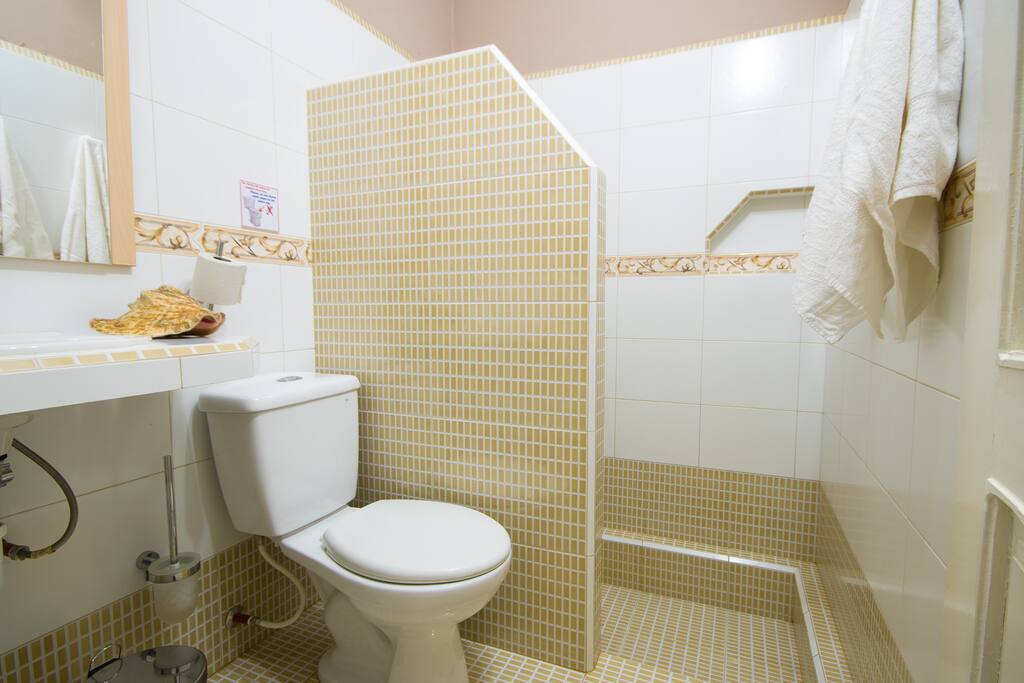 BAÑO DE HABITACION DOBLE.