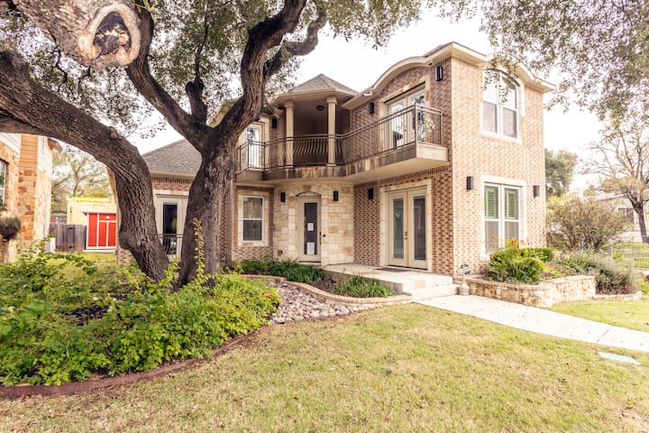 Gorgeous & Spacious in Downtown East Austin (NB)