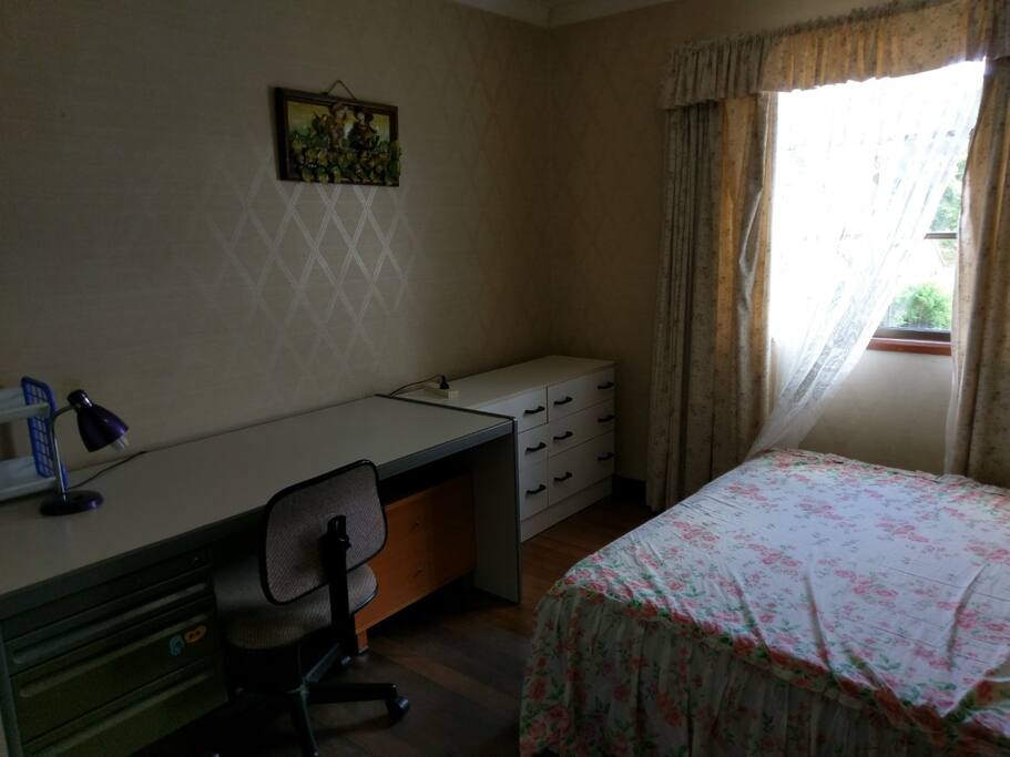 queen size bedroom