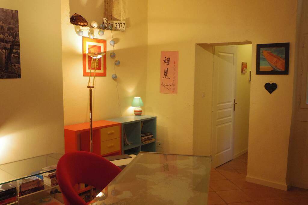 Espace bureau avec imprimante et wifi