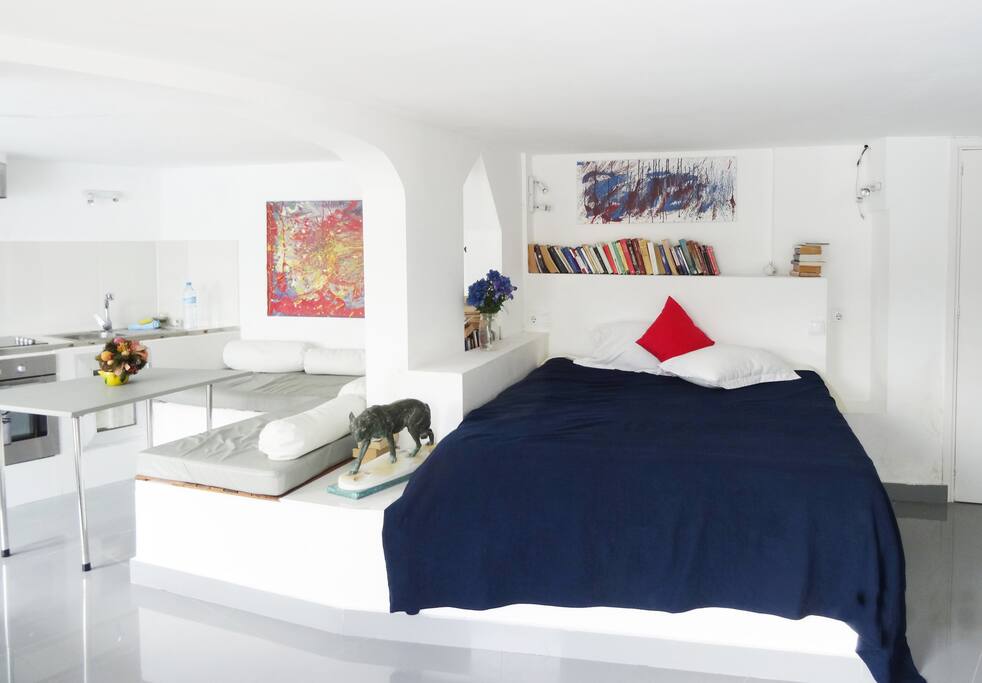 Studio-Wohnung mit Kunst und Büchern ausgestattet.