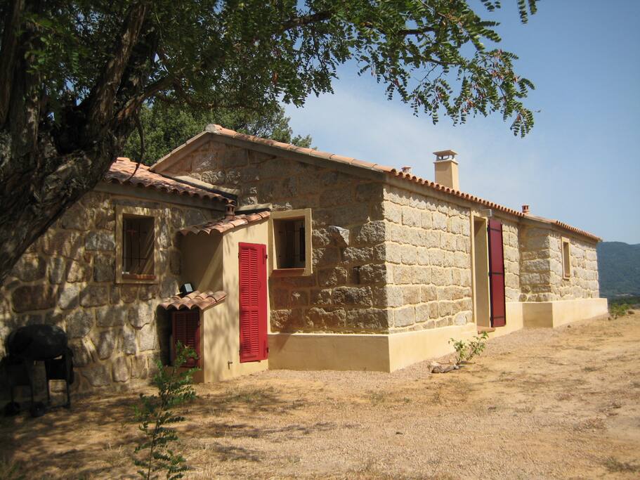 coté de la maison donnant sur le SPA privatif (coté montagne)
