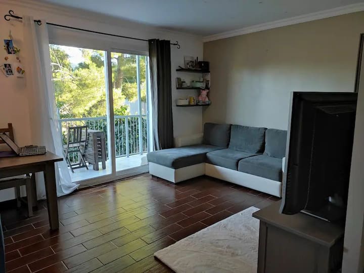 quiet apartment located in the heights Condominiums for Rent in