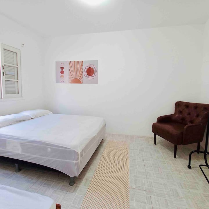 Dhomë në banesë me krevat dopio dhe një krevat tek