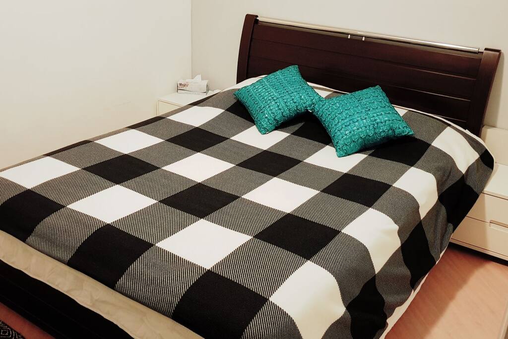 Guest Queen Bed