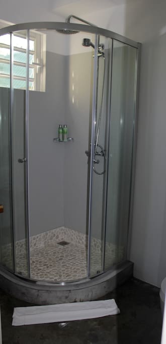 Salle de bain, WC, chambre 1