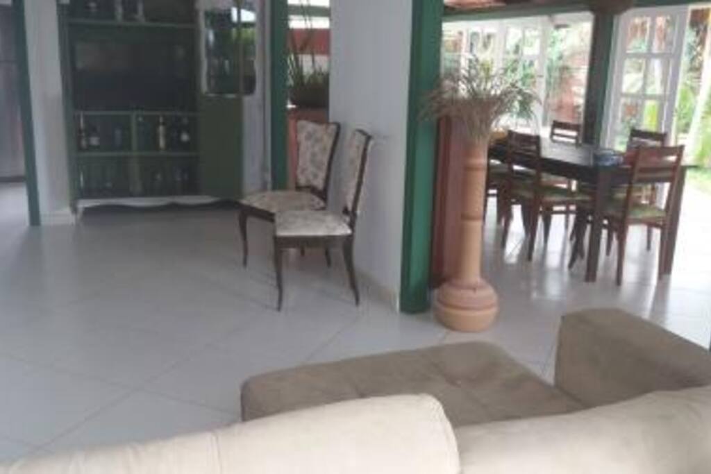 Sala de estar com sofá cama e tv a cabo