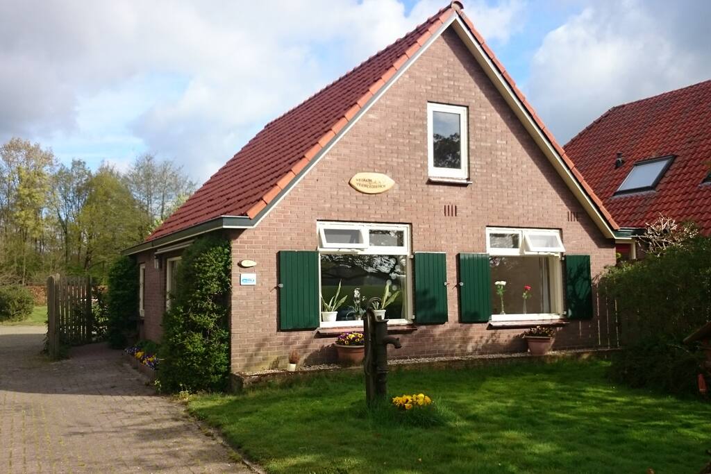 Vooraanzicht van de recreatiewoning