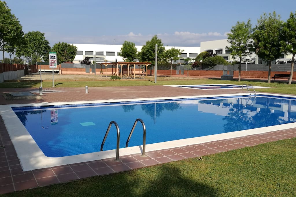 Piscina y las casas al fondo