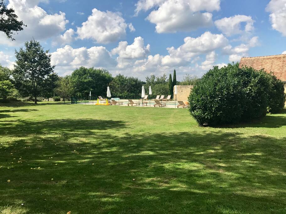 Grande pelouse - Vue Piscine