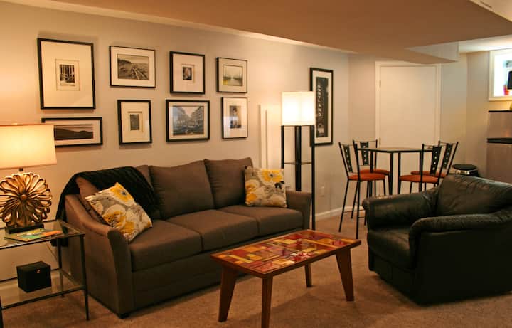 Sebule iliyo na sehemu ya kulia chakula