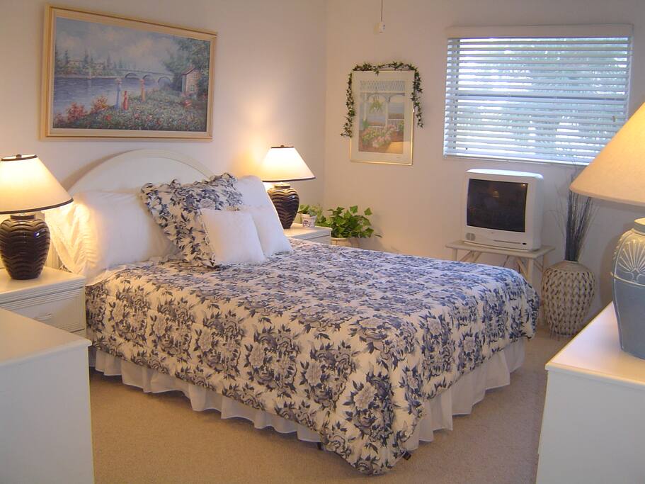 Attractive, modern furnishings.