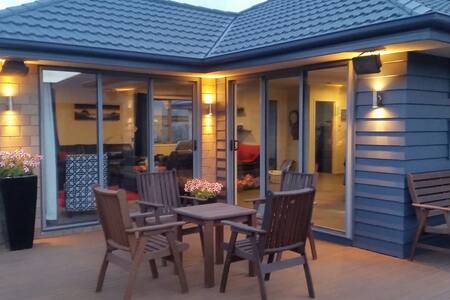 Lovely bedroom and bathroom. Free airport pick up