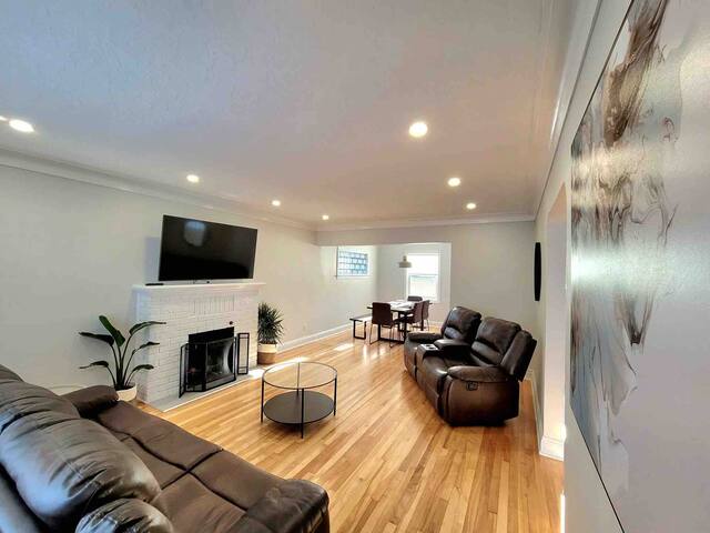 Cozy 5bdrm Hot tub/Arcades/Close to DT and beach gallery image 3