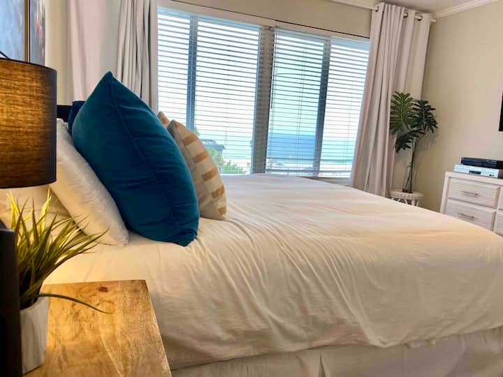 חדר שינה ראשי עם נוף לים ומיטת קינג נוחה 