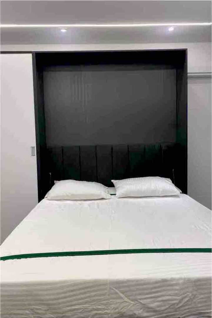  Zobrazuje inteligentnú posteľ King, ktorú môžete použiť, a zatvorte ju, aby ste mali plne vybavenú obývaciu izbu.