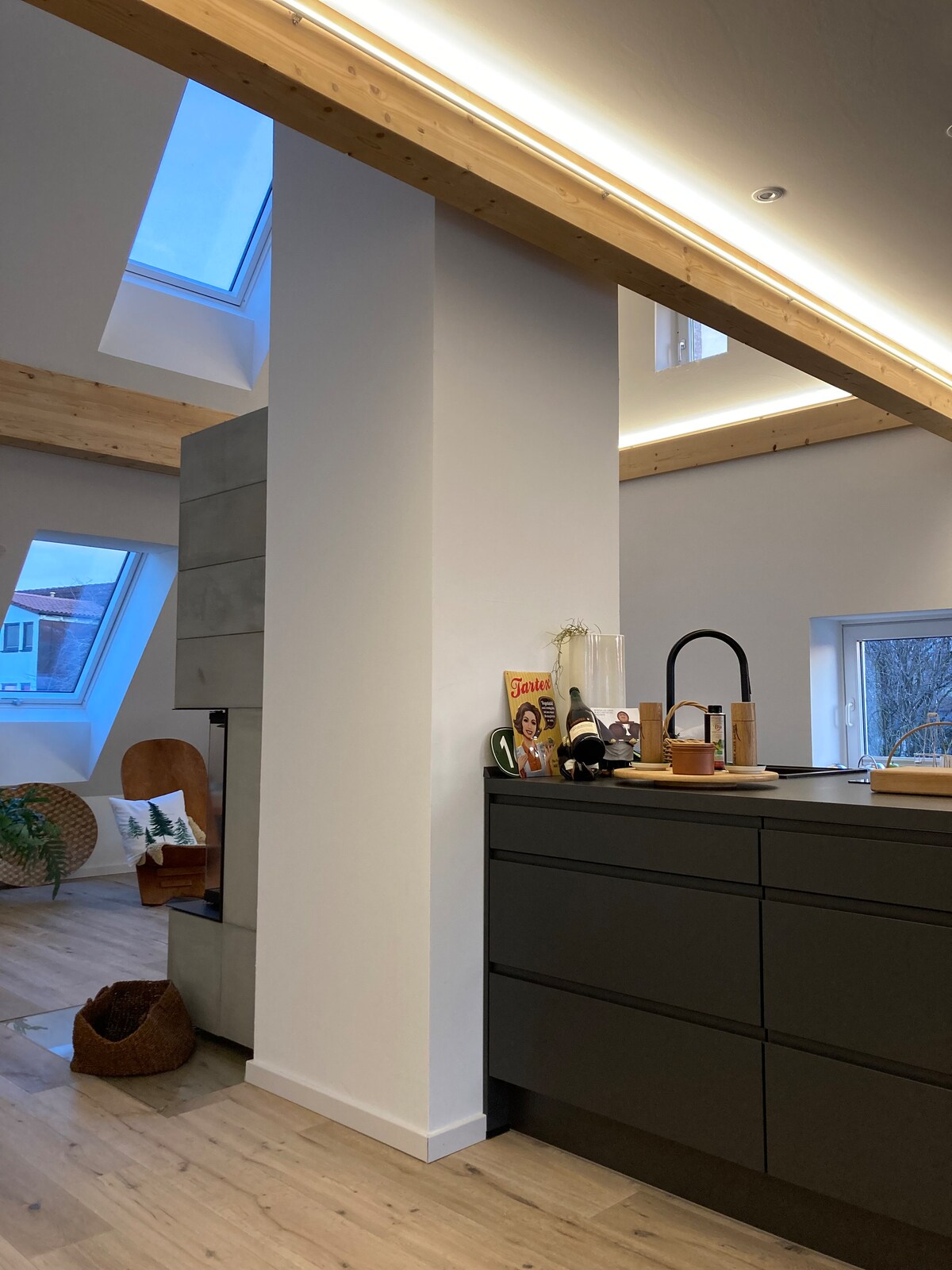 Განათების კონცეფცია ღრუბლიანი დღეებისა და საღამოებისთვის… არასაჭიროა დღის სინათლის იდეალური ეფექტის მქონე დღეებში.  Მართლაც შესანიშნავი და კარგად განთავსებული თხილამურების მეშვეობით. Უბრალოდ ... მაგრამ ოცნებად იქცევი.