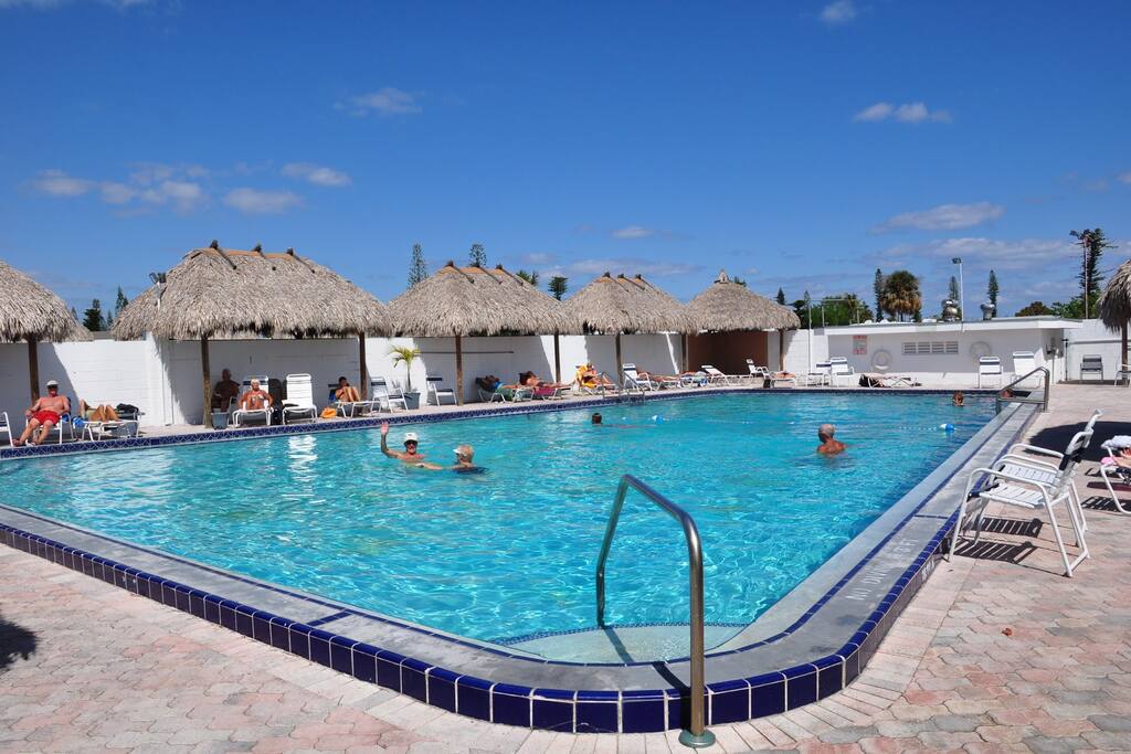 Grande piscine chauffée avec espace et chaise longue