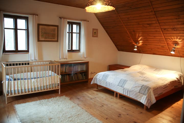Ložnice II s manželskou postelí .
(2 dětské postýlky k dispozici.)

Chambre II ANGLAIS
avec un lit double et un lit bébé en option. Un lit bébé supplémentaire est également à votre disposition.