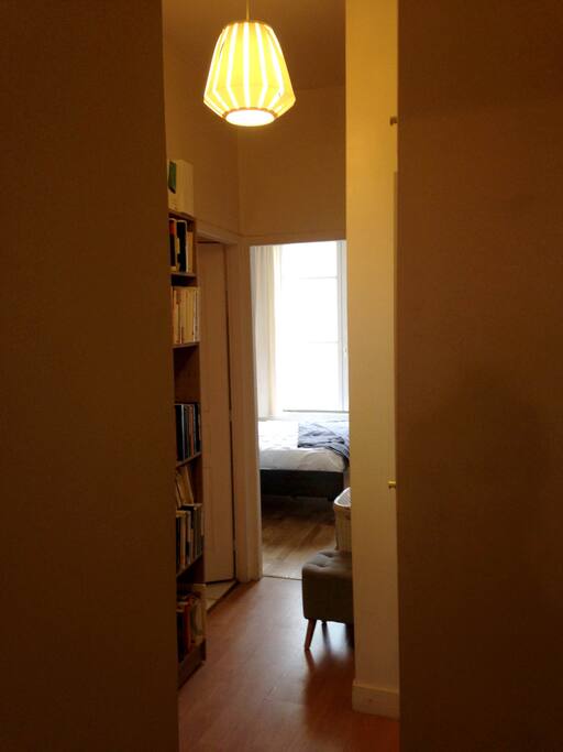 Couloir entre le salon et la chambre amenant de l'intimité