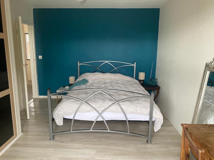 Toto je hlavná spálňa s balkónom s výhľadom na predzáhradku a more.