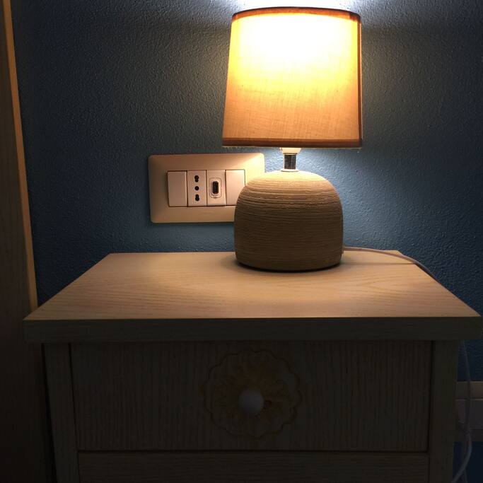 Particolare della camera da letto (ricarica USB)