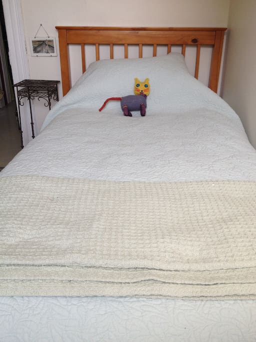 Quality Linens, no strong scents used in laundry.