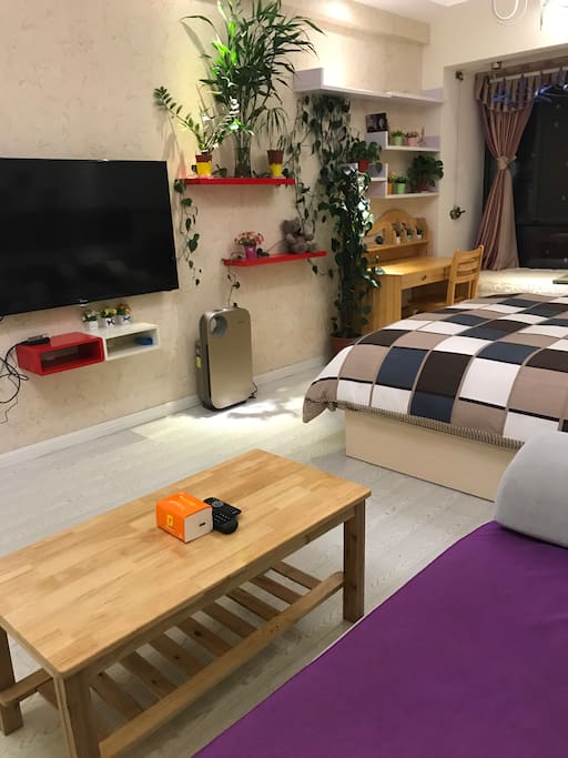 从沙发视角拍摄的房间内部,阳台边有实木书桌可以供您阅读、写字和使用笔记本电脑等。房间有宽带、itv电视节目和免费wifi。